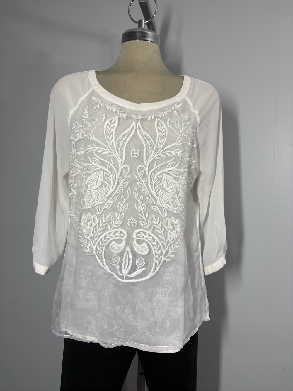 Women's White Embroidered Scoop Neck Tunic